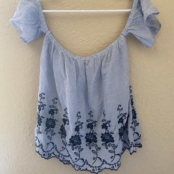 Light Blue Off-the-Shoulder Shirt w/ Floral Detail - Picture 1 of 2